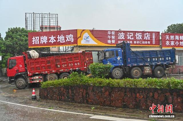 9月24日，广东阳江阳西县，一家商户使用卡车抵御大风。中新社记者 陈骥旻 摄 