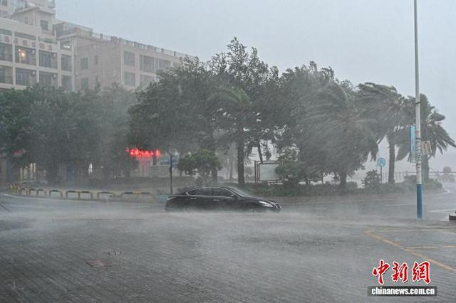 9月24日，广东阳江沙扒湾风雨呼啸。中新社记者 陈骥旻 摄 