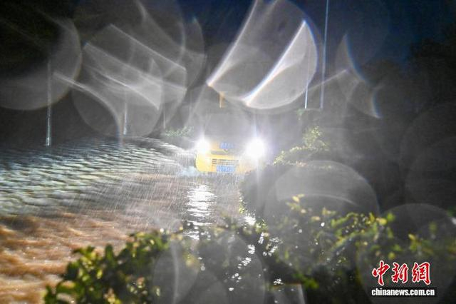 9月24日，广东阳江阳西县部分路段出现积水。中新社记者 陈骥旻 摄 