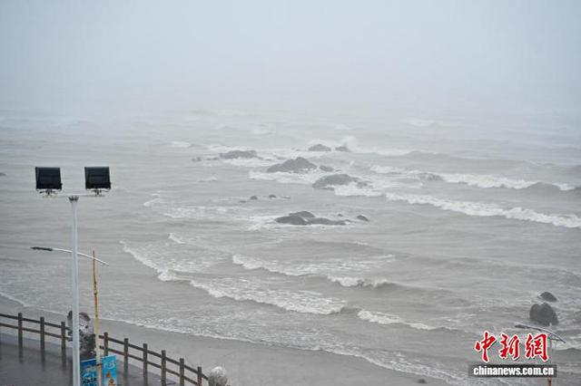 9月24日，广东阳江，沙扒湾近岸海域海浪加大。中新社记者 陈骥旻 摄 