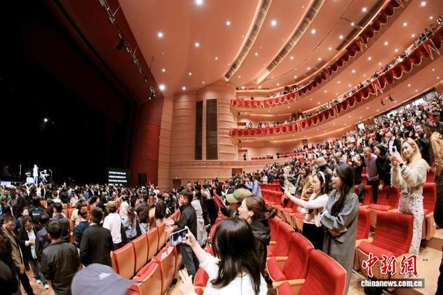 图为9月23日晚，西藏大剧院内观看演唱会的观众。王耀 摄