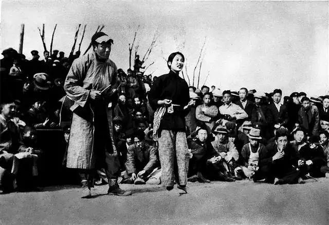 抗战时期，剧团在街头上演《放下你的鞭子》