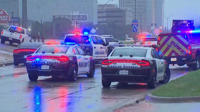 警方24日赶赴案发地点周边区域。图源：美媒报道配图