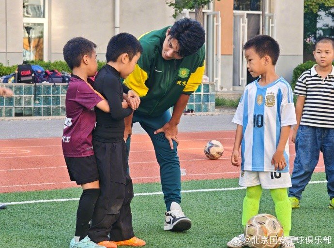 国安球员走进北京小学翡翠城分校，开展足球公益课活动