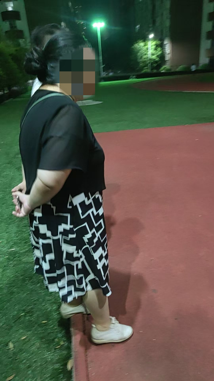 与左某某见面时，受访者拍下其照片。受访者供图