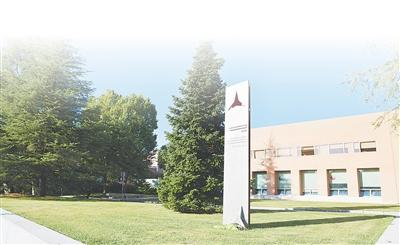 位于西班牙马德里康普顿斯大学的国际纵队纪念碑。本报记者 许海林摄