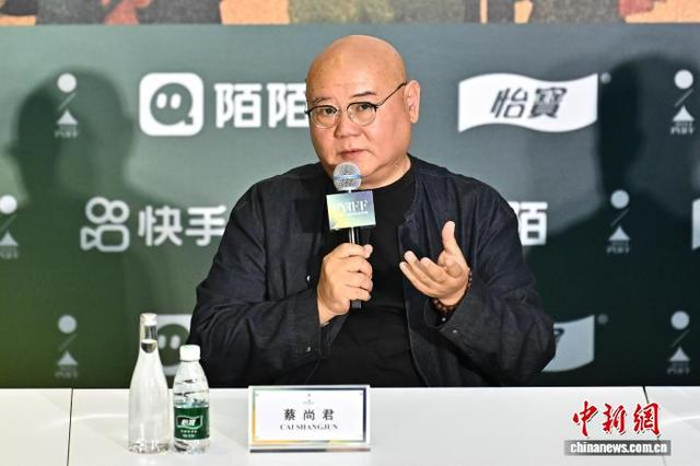 9月25日，山西省晋中市平遥古城，导演蔡尚君讲述威尼斯获奖电影《日掛中天》的创作历程。中新社记者 韦亮 摄