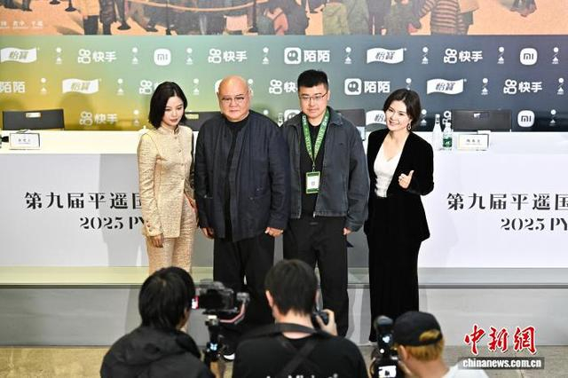 9月25日，山西省晋中市平遥古城，威尼斯获奖电影《日掛中天》主创人员接受媒体采访。中新社记者 韦亮 摄