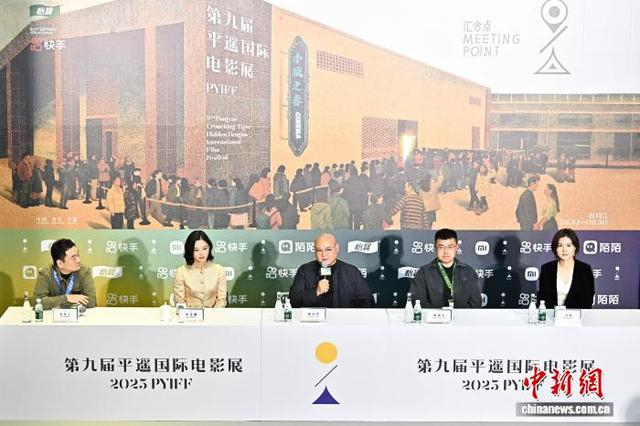9月25日，山西省晋中市平遥古城，威尼斯获奖电影《日掛中天》主创人员接受媒体采访。中新社记者 韦亮 摄