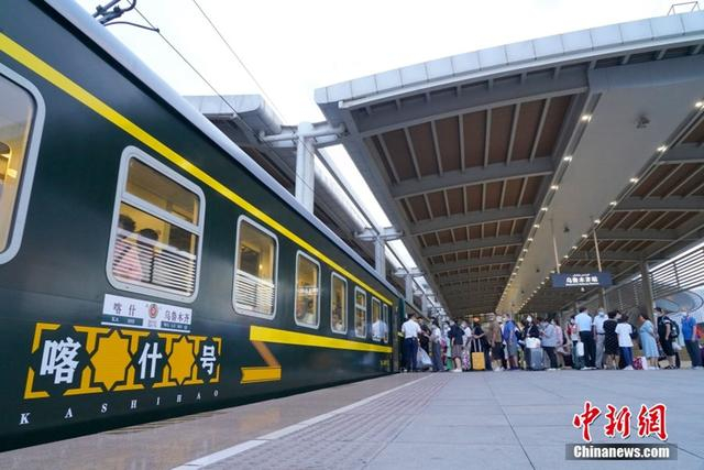 资料图：2022年7月24日，首趟“喀什号”直达特快列车准备发车。 中新社发 张珊 摄