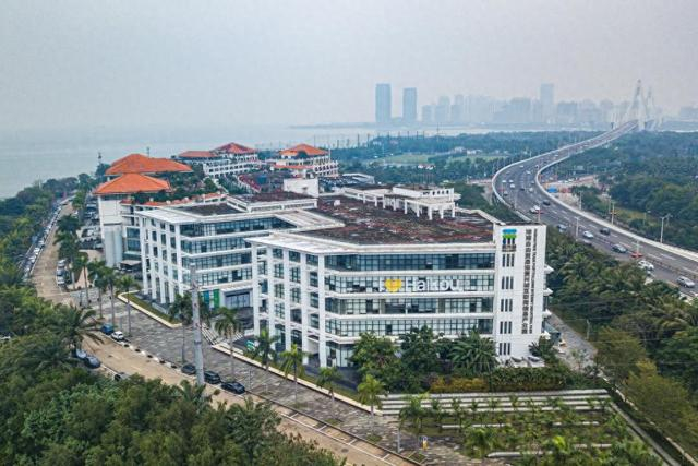 海南自贸港重点园区——海口复兴城互联网信息产业园（无人机照片，2024年2月10日摄）。新华社记者 蒲晓旭 摄