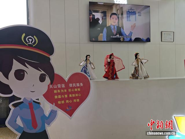 喀什站“天山雪莲”服务台。中新网记者 任思雨 摄