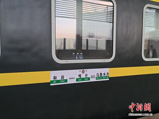 从乌鲁木齐开往喀什的Z6516次列车。中新网记者 任思雨 摄