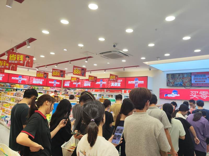 台风登陆前一晚，广州一家零食店，顾客排队结账。受访者供图