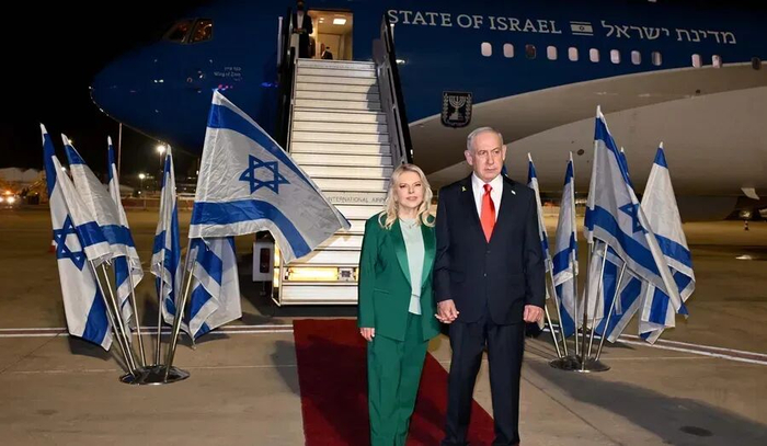 内塔尼亚胡登机前与妻子合影（《以色列时报》）
