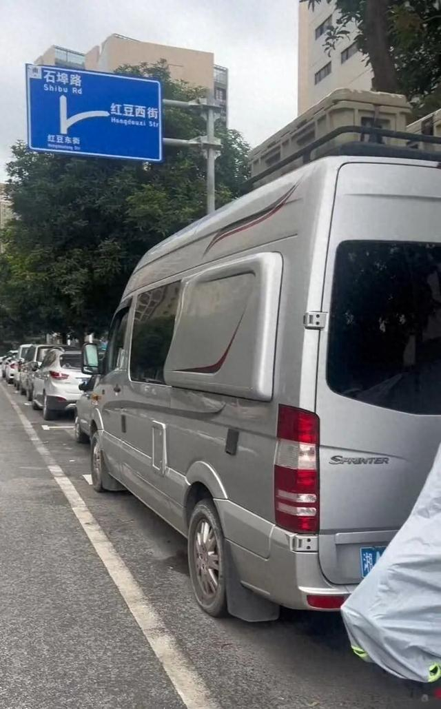 郭先生将房车停在南宁街头