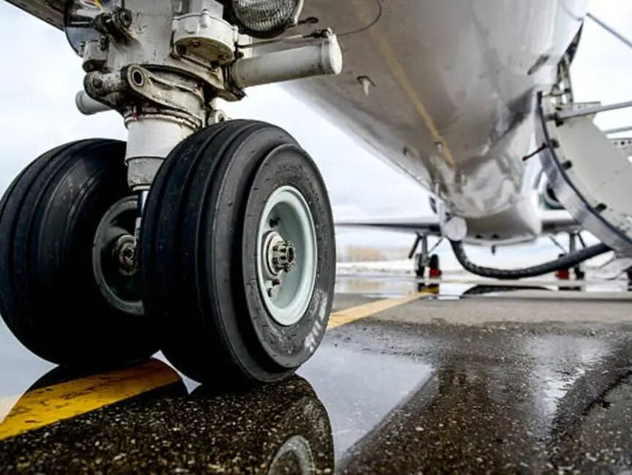 一架商业客机的起落架和轮胎（资料图） 图源：外媒