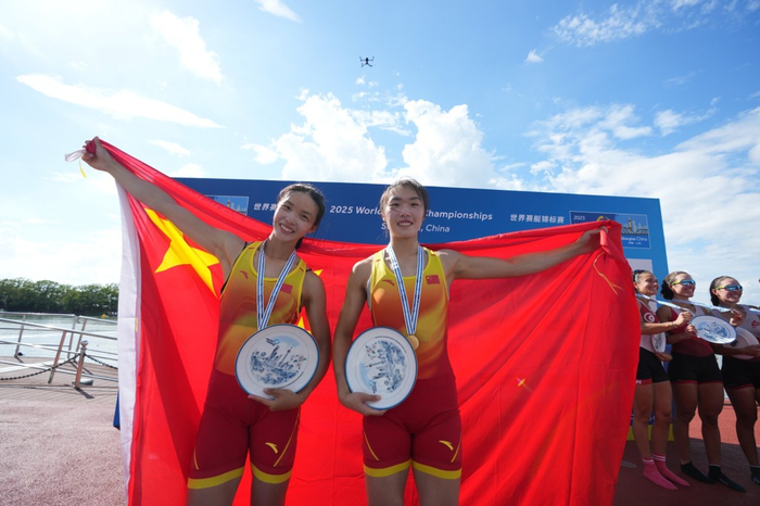 邹佳琪与富灵。