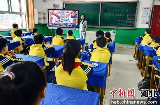 图为泊头市西八村小学举办主题班会。 范金璐 摄