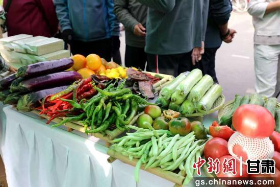 图为活动现场展示的农产品。