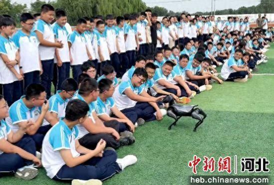 图为泊头市交河中学学生与四足机器狗互动。 孙成林 摄
