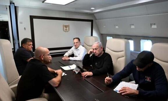 △9月25日，登上专机的以色列总理内塔尼亚胡（右2）与其随行人员。