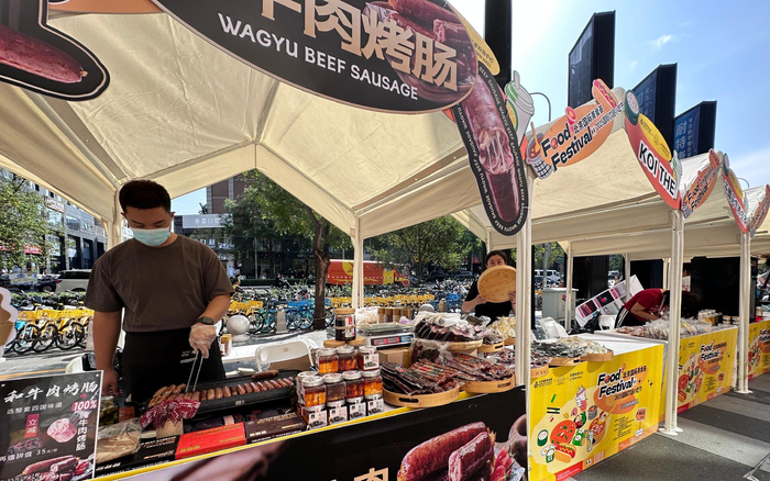 超过40家知名餐饮企业带着招牌美食集体亮相“2025北京国际饮品小吃节”。新京报记者 王萍 摄