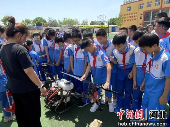 图为泊头市东方小学学生近距离观摩无人机。 赵云燕 摄