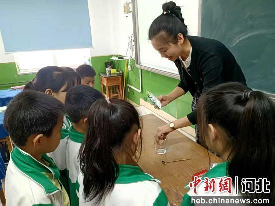 图为泊头市寺门村小学开展科普实验课堂。 张丽娜 摄