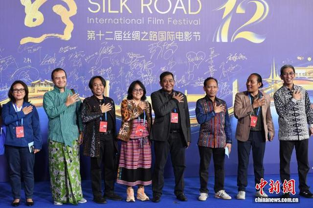 图为印度尼西亚电影工作者亮相红毯。中新社记者 王东明 摄