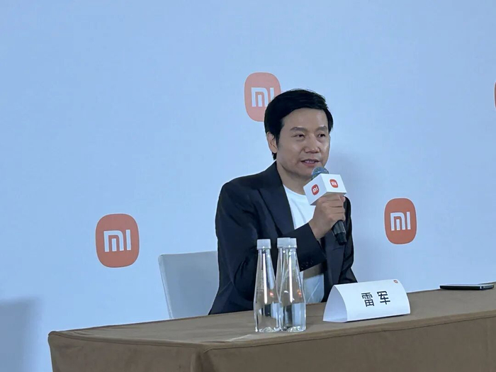 ▲演讲结束后，雷军接受媒体采访。新京报贝壳财经记者 陈维城 摄