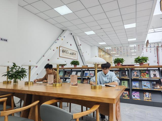 新生正在图书馆学习。李如意摄