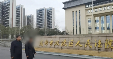 律师和被告亲属赴法院开庭。图/受访者提供。