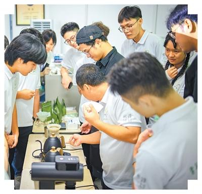 广州市“乡村运营青年CEO培育·蜜蜂计划”培训班学员学习冲煮咖啡。共青团广州市委供图