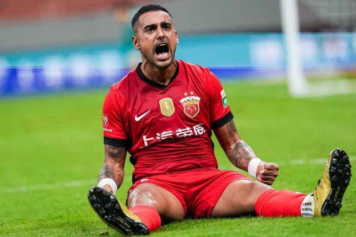 中超争冠太刺激！蓉城遭压哨绝平，海港读秒逆转，申花国安回勇