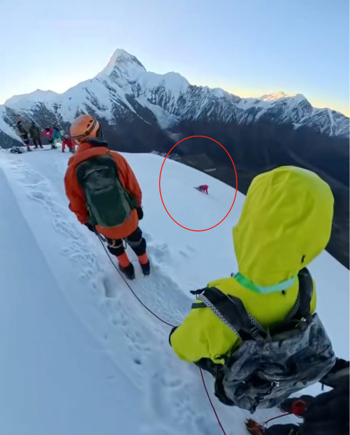 视频显示，一人在康定那玛峰滑坠落崖。视频截图