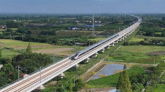  8月23日，试验列车行驶在襄荆高铁上（无人机照片）。  新华社 资料图