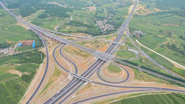 中铁十九局承建的凌绥高速公路凌源枢纽。王胜磊摄