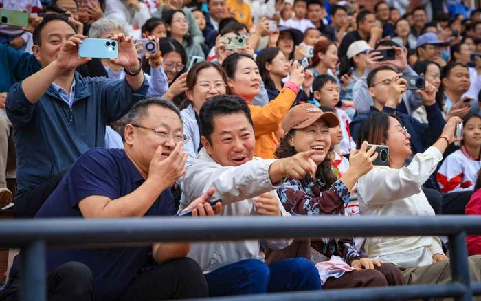 观众席掌声笑声一片。 新京报记者王远征 摄