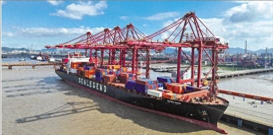 等待起航的“伊斯坦布尔桥”轮。 浙江日报 图