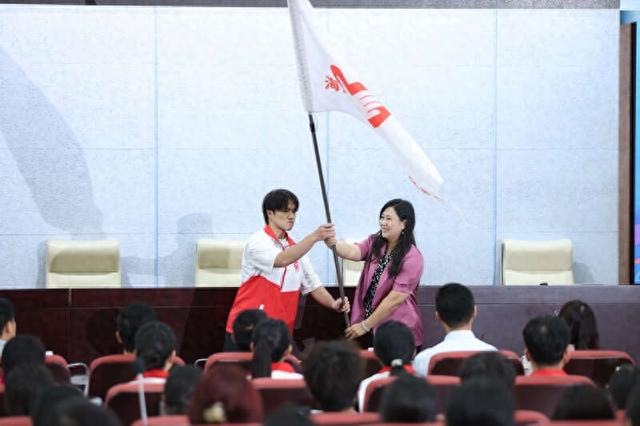 第138届广交会志愿者获授旗。主办方供图