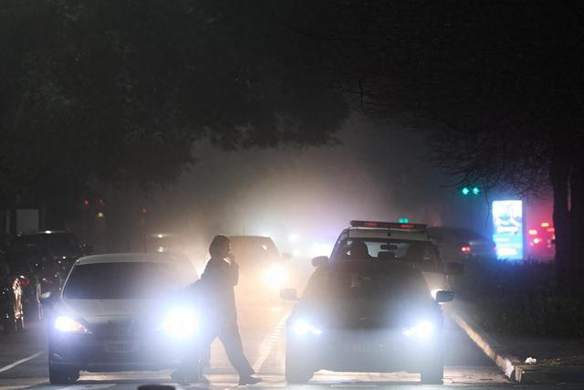 7月8日，一名女子走过浓雾中的阿根廷布宜诺斯艾利斯街头。新华社记者孟鼎博摄