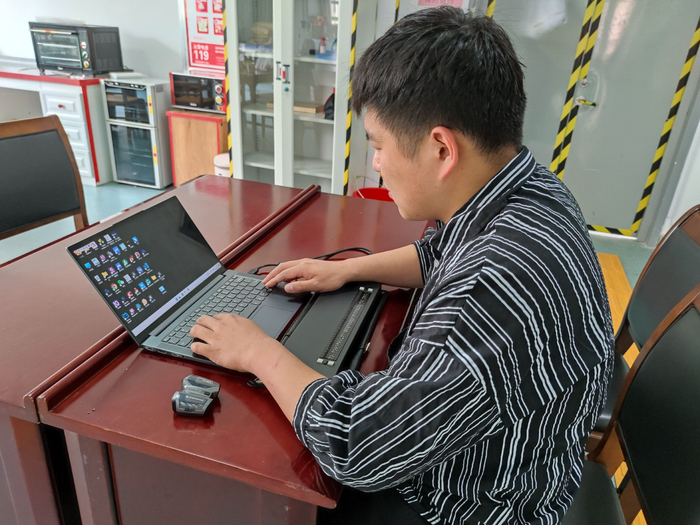 王金伟在读屏软件的帮助下，独立学习。 受访者供图