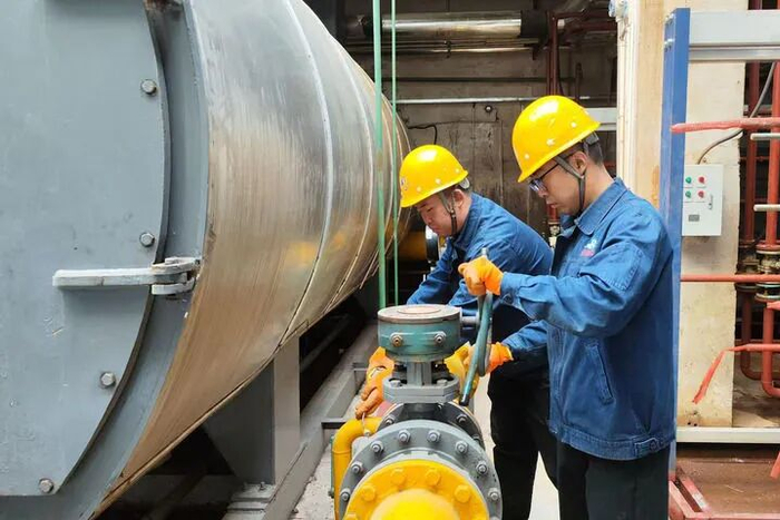       在兰州市一处供热站点，工人正在进行供热锅炉检修工作。（兰州市委宣传部供图）
