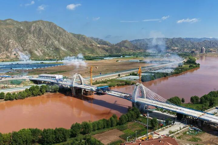       8月29日拍摄的兰州什川黄河大桥顺利完成中跨合龙（无人机照片）。（兰州市委宣传部供图）