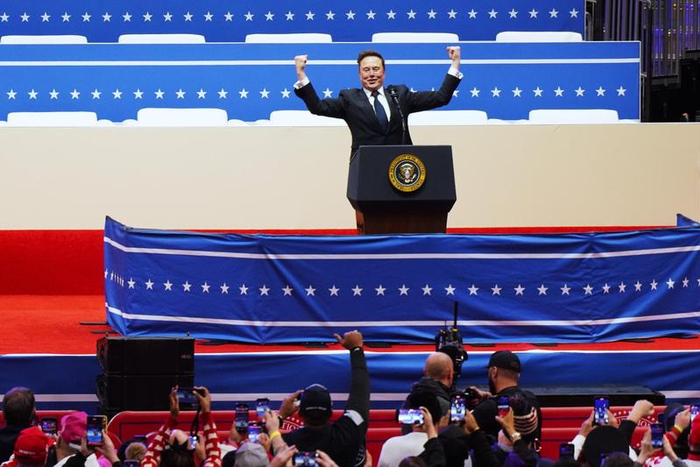 這是1月20日埃隆·馬斯克在美國首都華盛頓第一資本體育館講話的資料照片。新華社記者吳曉凌攝