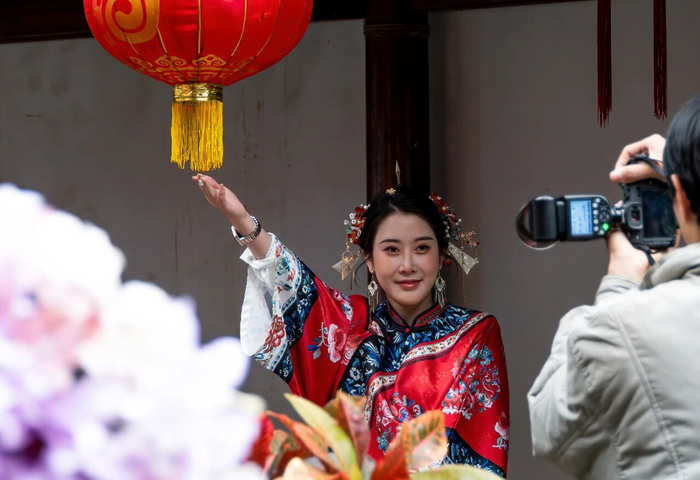 一名游客聘请跟拍师傅在福州南后街拍摄“三条簪”妆造 魏培全 摄