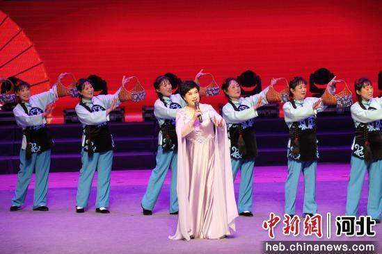 图为戏曲演唱会演出现场。 张胜荣 摄