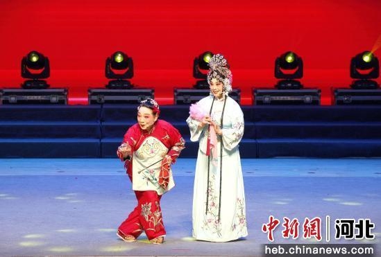 图为戏曲演唱会演出现场。 张胜荣 摄