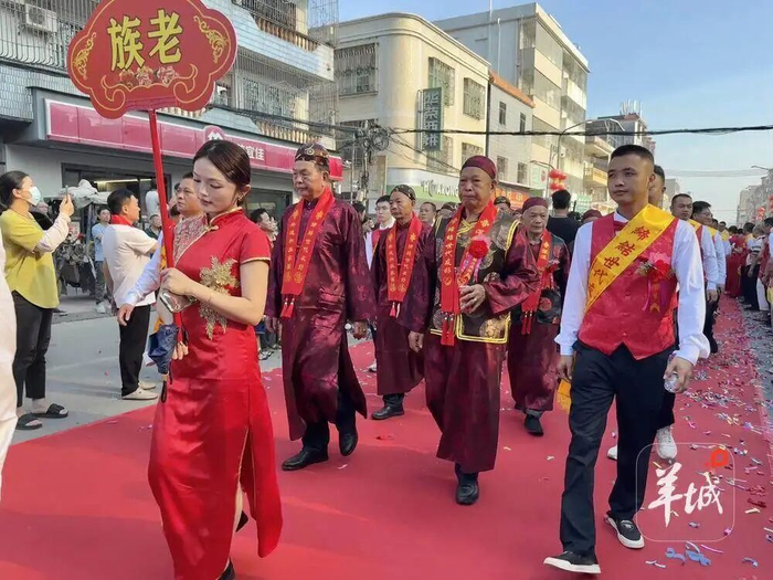 互访联谊活动现场，两个社区的代表们互相握手拥抱、携手并肩走在连接两地的道路上